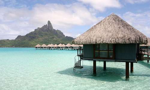Bora Bora, Ranskan Polynesia. Kuvassa bungalow meren päällä.