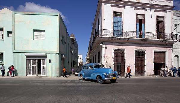 Vanhja jenkkiauto Havannassa.