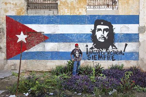 Graffiti: Kuuban lippu ja Che Guevara.