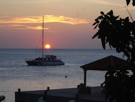 Aurinko laskee Karibianmereen Bonairella.