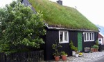 Valokuvassa ruohokattoinen talo Tórshavn, Färsaaret.