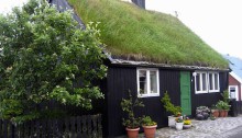 Valokuvassa ruohokattoinen talo Tórshavn, Färsaaret.