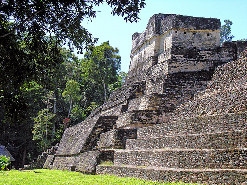 Maya-intiaanien raunioita Belizessä.