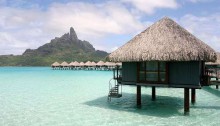 Bora Bora, Ranskan Polynesia. Kuvassa bungalow meren päällä.