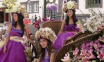 Madeiran viinijuhlat. Valokuvassa kukkaseppeleityjä tyttöjä vaunussa.