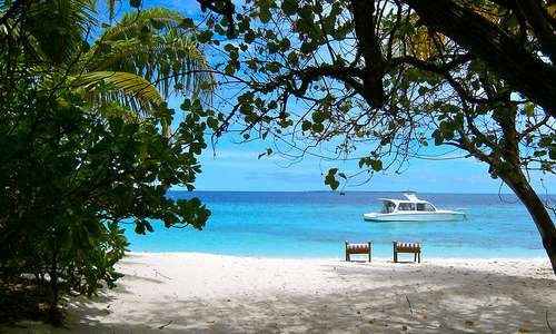Malediivit, ranta ja vene.