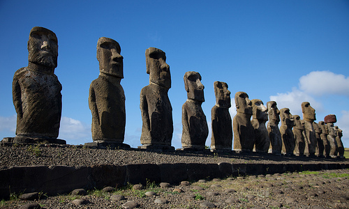 Pääsiäissaaren kivipatsaat, rivi moai-patsaita.