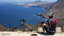 Gran Canaria, valokuvassa polkupyöräilijä katsomassa merta.