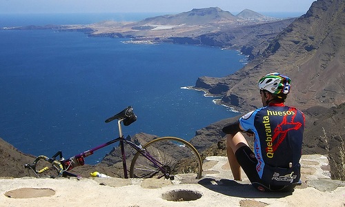Gran Canaria, valokuvassa polkupyöräilijä katsomassa merta.