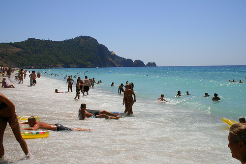 Alanya on suosittu rantalomakohde. Valokuvassa Alanyan uimarantaa.