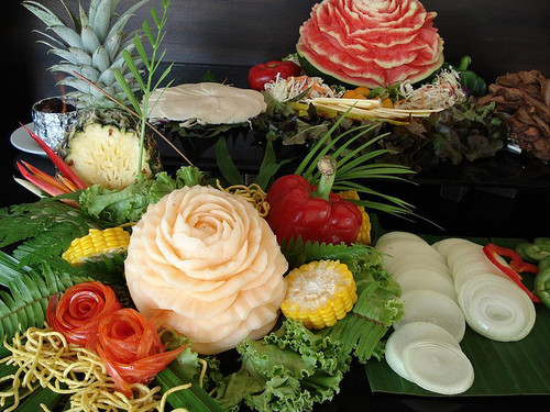 Thaimaa, Krabi - kuvassa koristeltuja hedelmiä