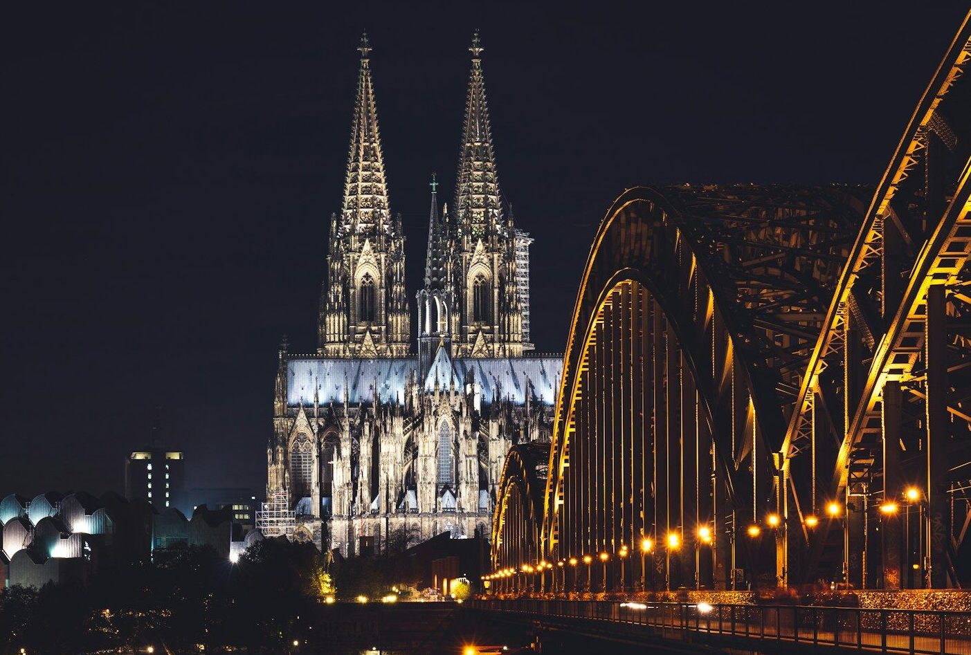 Köln matkakohteena – Dom, Kölsch ja karnevaalin kaupunki